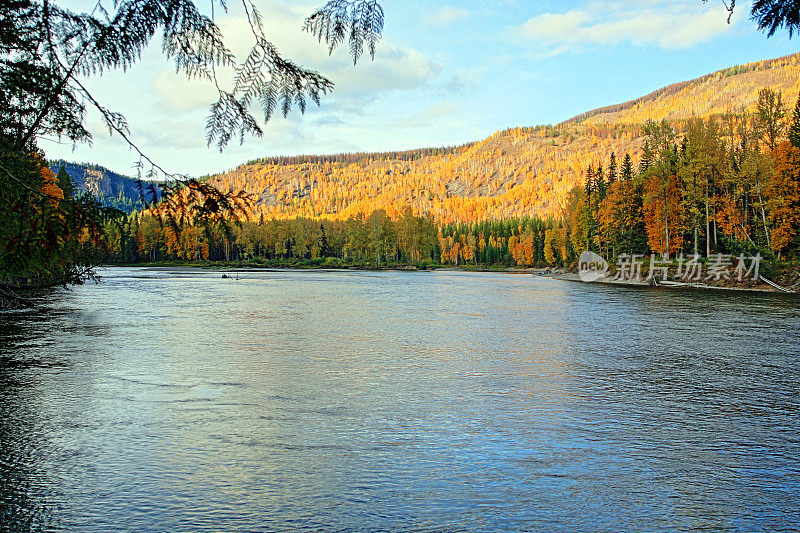秋季清水河- HDR图像。